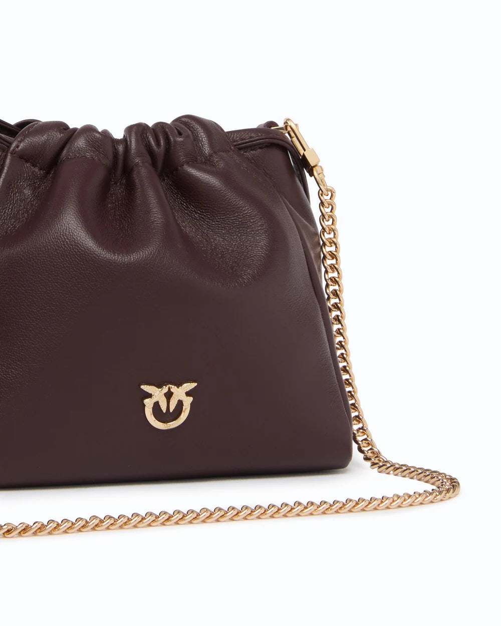Burgundy bucket bag with chain and fur straps
