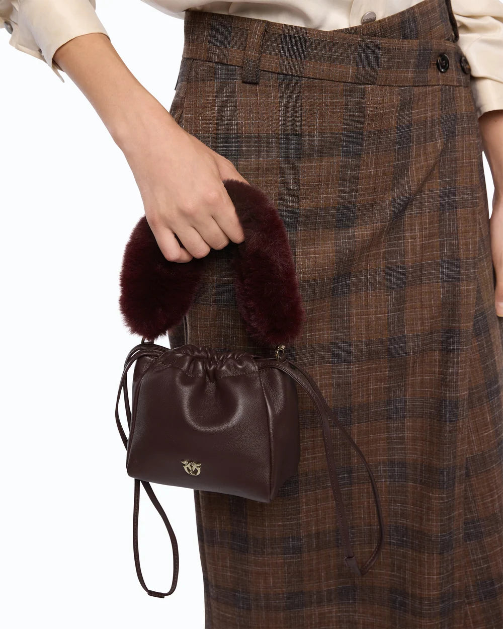 Burgundy bucket bag with chain and fur straps
