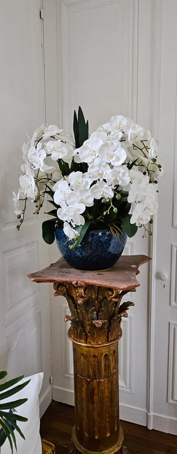 White giant orchid bouquet in a black vase flower difuser
