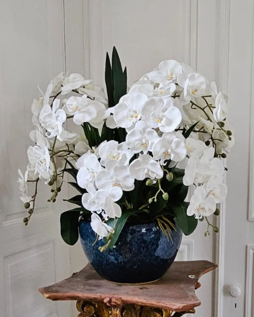 White giant orchid bouquet in a black vase flower difuser